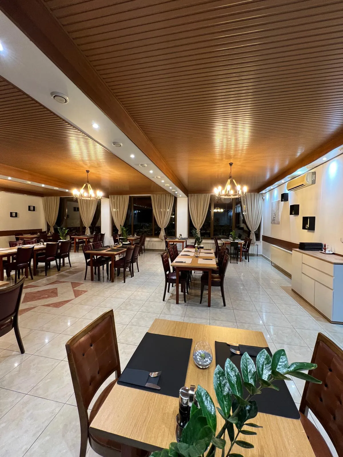 restoran-iznutra-1